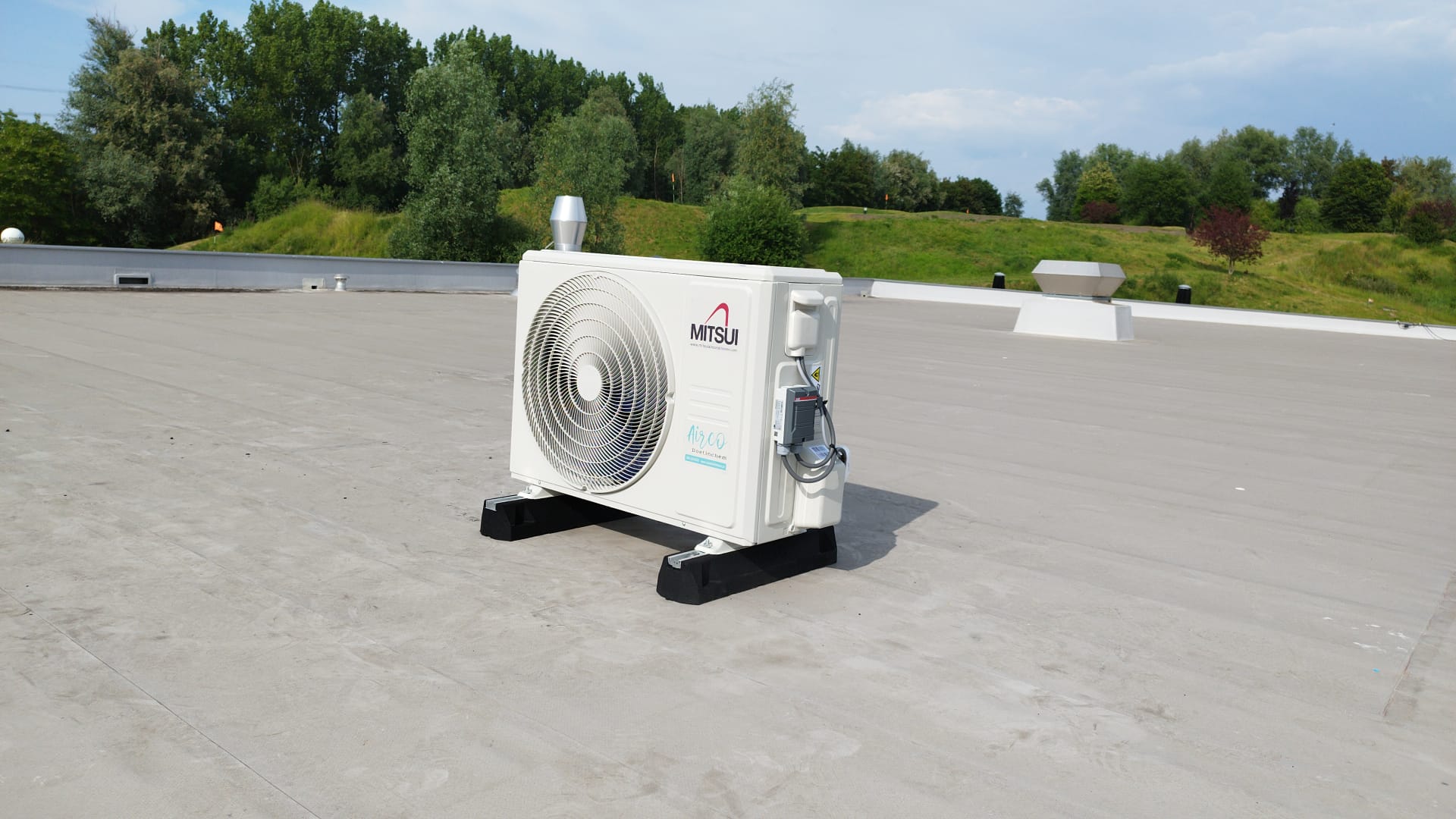 Buitenunit op een plat dak