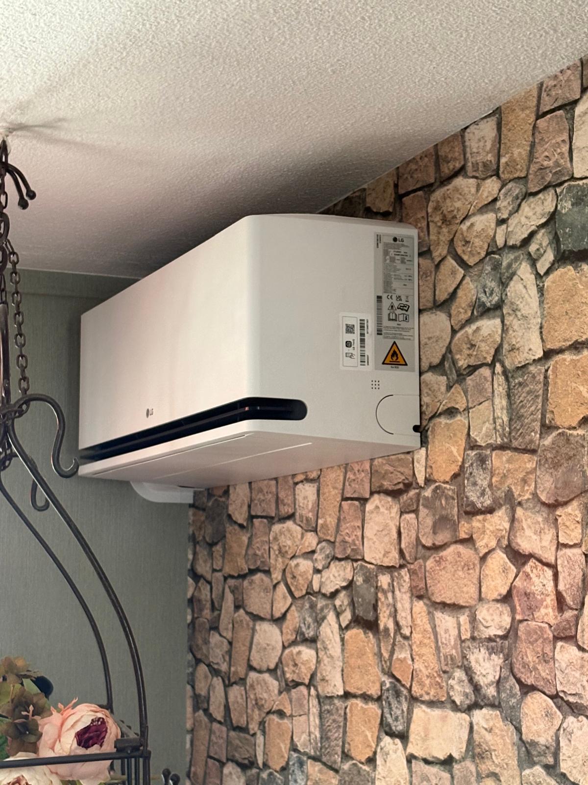 LG airco op een natuurstenen wand in Doetinchem