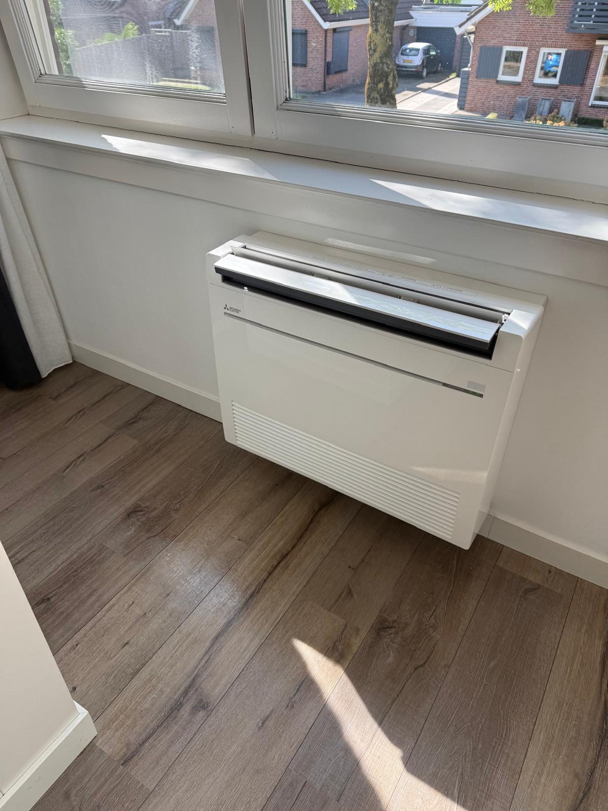 Mitsubishi Electric vloermodel onder het raam in Doetinchem