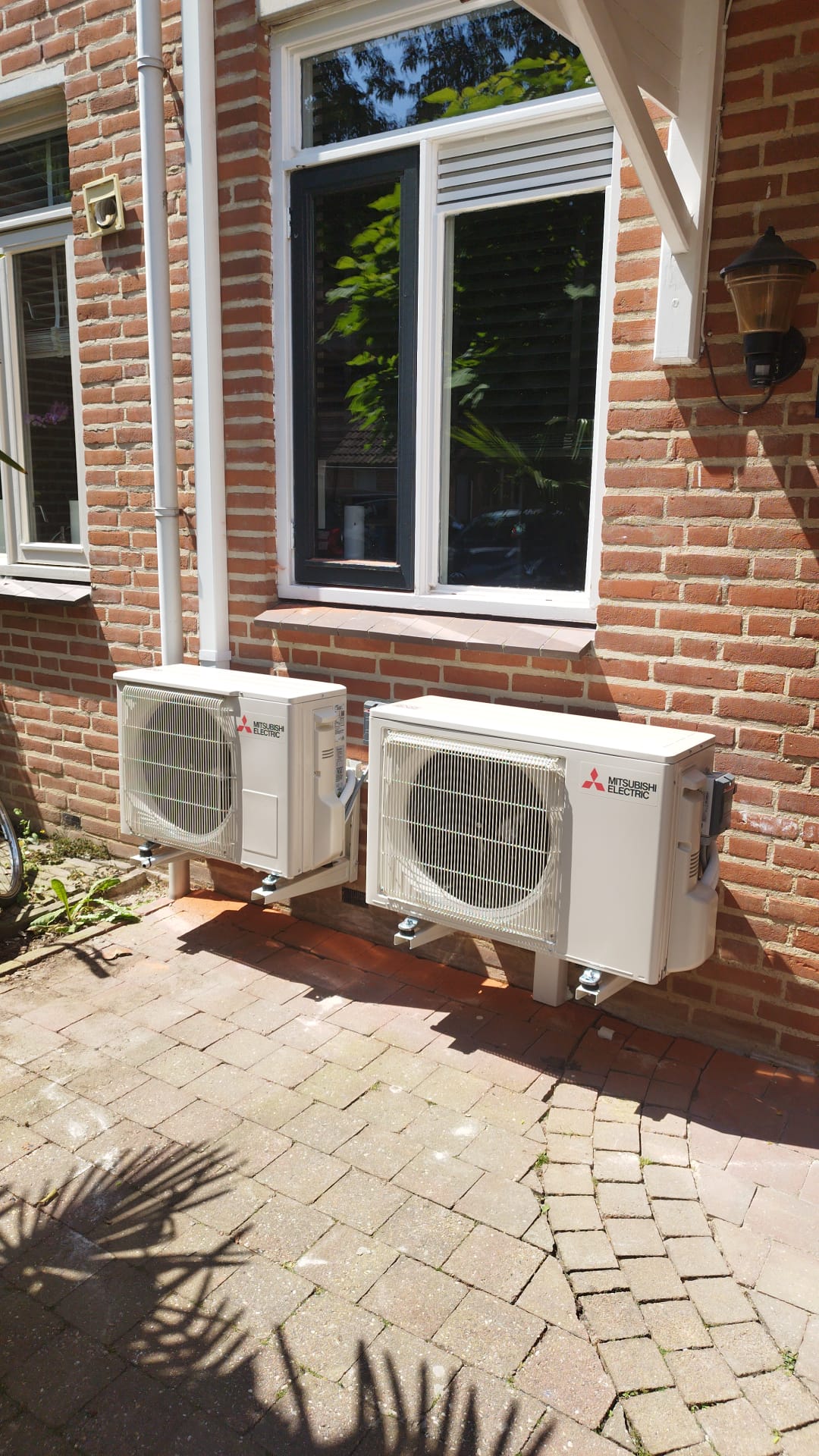 Twee Mitsubishi buitenunits naast elkaar aan de gevel