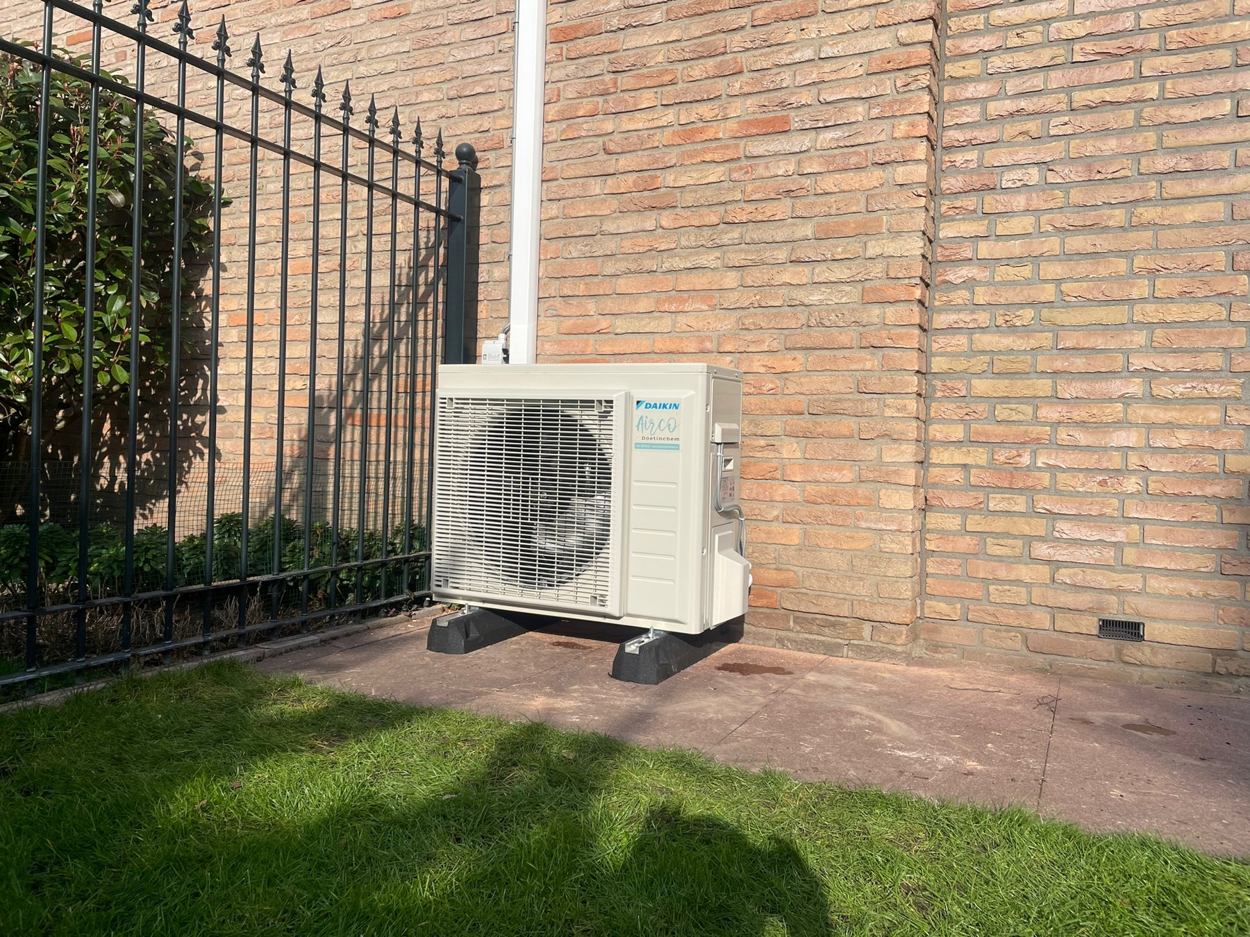 Buitenunit op poten in de tuin